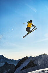 Skifahrer in der Luft, Saas-Fee, Wallis, Schweiz - CUF51538