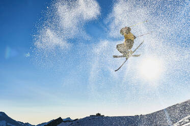 Skifahrer in der Luft, Saas-Fee, Wallis, Schweiz - CUF51539