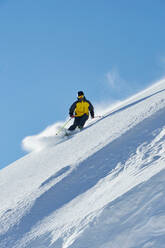 Skifahrer auf der Piste, Saas-Fee, Wallis, Schweiz - CUF51540