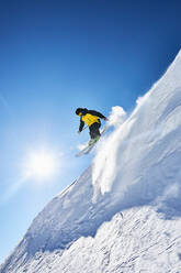 Skifahrer auf der Piste, Saas-Fee, Wallis, Schweiz - CUF51542