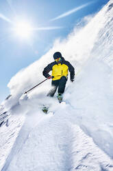 Skifahrer auf der Piste, Saas-Fee, Wallis, Schweiz - CUF51543