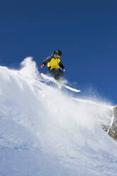 Skifahrer auf der Piste, Saas-Fee, Wallis, Schweiz - CUF51544