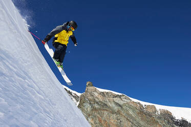 Skifahrer auf der Piste, Saas-Fee, Wallis, Schweiz - CUF51546