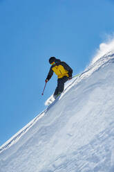 Skifahrer auf der Piste, Saas-Fee, Wallis, Schweiz - CUF51549