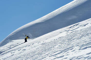 Skifahrer beim Bergaufgehen, Saas-Fee, Wallis, Schweiz - CUF51551