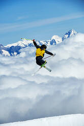 Skifahrer in der Luft, Saas-Fee, Wallis, Schweiz - CUF51555