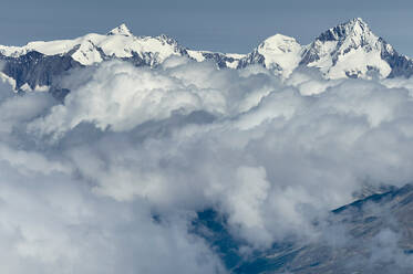 Wolkenschicht in der Nähe des Berggipfels, Saas-Fee, Wallis, Schweiz - CUF51557