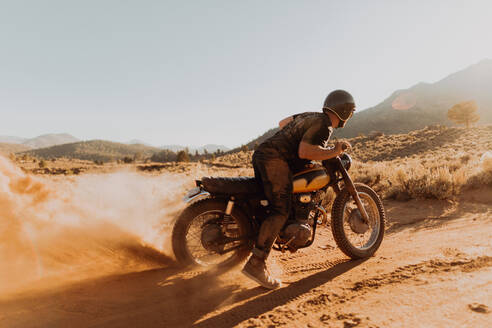 Motorradfahrer wirbelt Staub auf, Kennedy Meadows, Kalifornien, USA - ISF21755