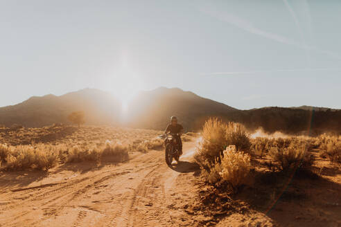 Motorradfahrer fährt durch die Landschaft von Kennedy Meadows, Kalifornien, USA - ISF21756