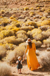 Mutter und kleines Mädchen gehen Hand in Hand, Kennedy Meadows, Kalifornien, USA - ISF21769