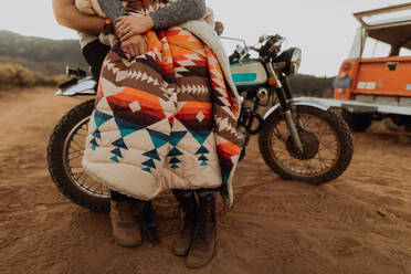 Ehepaar entspannt sich auf dem Motorrad, Kennedy Meadows, Kalifornien, USA - ISF21775