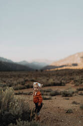 Kleines Mädchen geht alleine, Kennedy Meadows, Kalifornien, USA - ISF21779