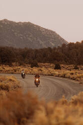 Motorradfahrer fahren durch die Landschaft von Kennedy Meadows, Kalifornien, USA - ISF21798