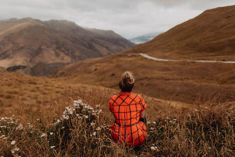 Frau genießt die Aussicht auf eine malerische Landschaft, Queenstown, Canterbury, Neuseeland, lizenzfreies Stockfoto