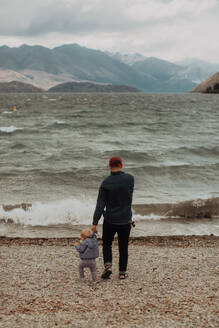 Vater und Baby am Strand, Queenstown, Canterbury, Neuseeland - ISF21824