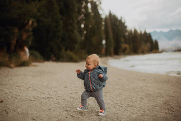 Baby läuft am Strand, Wanaka, Taranaki, Neuseeland - ISF21825