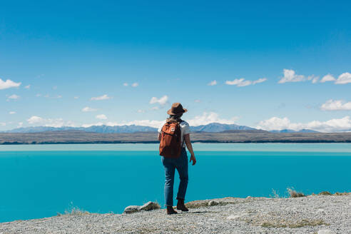 Wanderer genießt Meerblick, Wanaka, Taranaki, Neuseeland - ISF21838