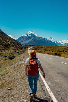 Wanderer auf dem Weg in die Berge, Wanaka, Taranaki, Neuseeland - ISF21840