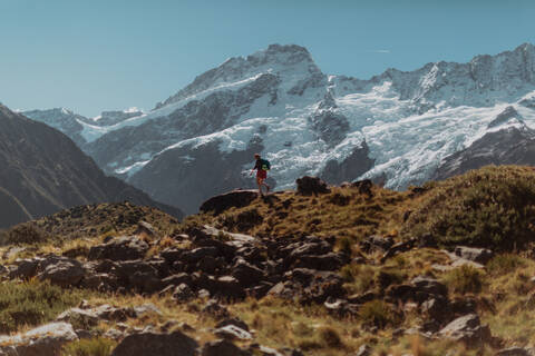 Wanderer bei der Erkundung der Wildnis, Wanaka, Taranaki, Neuseeland, lizenzfreies Stockfoto