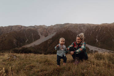 Mutter und Baby erkunden die Wildnis, Wanaka, Taranaki, Neuseeland - ISF21850