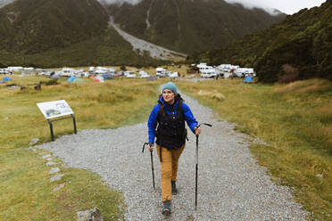 Wanderer auf Wanderweg, Wanaka, Taranaki, Neuseeland - ISF21853