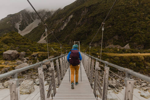 Wanderer beim Überqueren einer Hängebrücke, Wanaka, Taranaki, Neuseeland - ISF21854