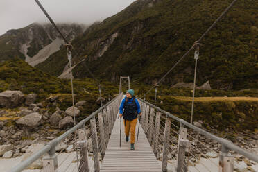 Wanderer beim Überqueren einer Hängebrücke, Wanaka, Taranaki, Neuseeland - ISF21856