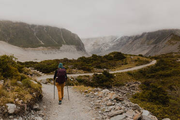 Wanderer beim Erkunden des Weges, Wanaka, Taranaki, Neuseeland - ISF21860
