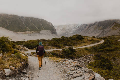 Wanderer beim Erkunden des Weges, Wanaka, Taranaki, Neuseeland - ISF21860