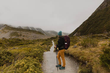 Wanderer beim Erkunden des Weges, Wanaka, Taranaki, Neuseeland - ISF21861