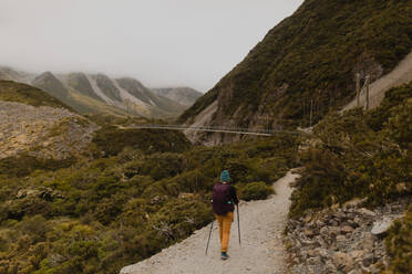 Wanderer beim Erkunden des Weges, Wanaka, Taranaki, Neuseeland - ISF21864