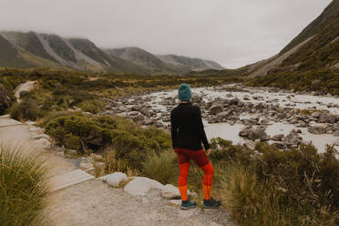 Wanderer genießt die Aussicht auf die Wildnis, Wanaka, Taranaki, Neuseeland - ISF21868