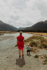 Mutter und Baby am See, Queenstown, Canterbury, Neuseeland - ISF21883