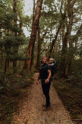 Wanderer mit Baby erkundet den Wald, Queenstown, Canterbury, Neuseeland - ISF21901