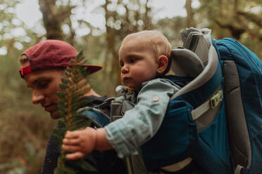 Wanderer mit Baby erkundet den Wald, Queenstown, Canterbury, Neuseeland - ISF21902