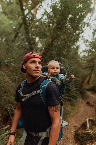 Wanderer mit Baby erkundet den Wald, Queenstown, Canterbury, Neuseeland, lizenzfreies Stockfoto