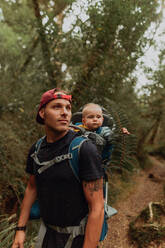 Wanderer mit Baby erkundet den Wald, Queenstown, Canterbury, Neuseeland - ISF21903