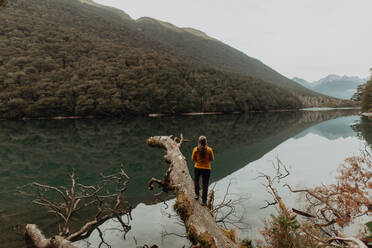 Frau genießt die Aussicht auf den See, Queenstown, Canterbury, Neuseeland - ISF21907