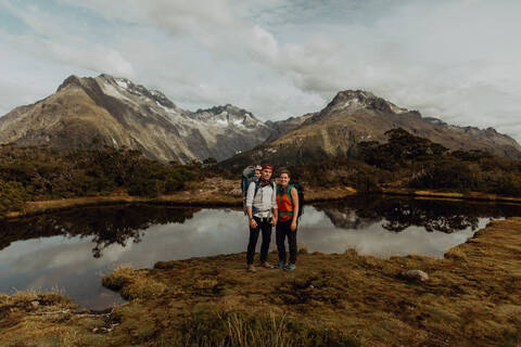 Wandererpaar mit Baby am See, Queenstown, Canterbury, Neuseeland, lizenzfreies Stockfoto