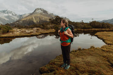 Wanderer genießt die Aussicht auf den See, Queenstown, Canterbury, Neuseeland - ISF21912