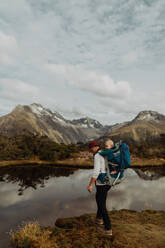 Wanderer mit Baby am See, Queenstown, Canterbury, Neuseeland - ISF21913