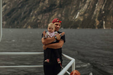 Vater mit Baby auf Seefahrt, Queenstown, Canterbury, Neuseeland - ISF21918