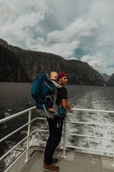 Vater mit Baby auf Seefahrt, Queenstown, Canterbury, Neuseeland - ISF21920