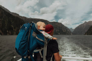 Vater mit Baby auf Seefahrt, Queenstown, Canterbury, Neuseeland - ISF21921