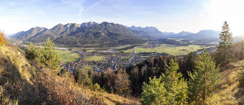 Panoramablick vom Kreplschrofen, Blick auf Wallgau, Krün, Isar, Bayerische Voralpen, Wallgau, Deutschland, lizenzfreies Stockfoto