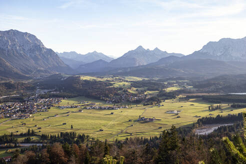 Kreplschrofen, Blick auf Wallgau, Krün, Isar, Bayerische Voralpen, Deutschland - MAMF00772