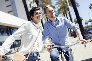 Couple with bikes in Barcelona - JSRF00320