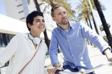 Couple with bikes in Barcelona - JSRF00321