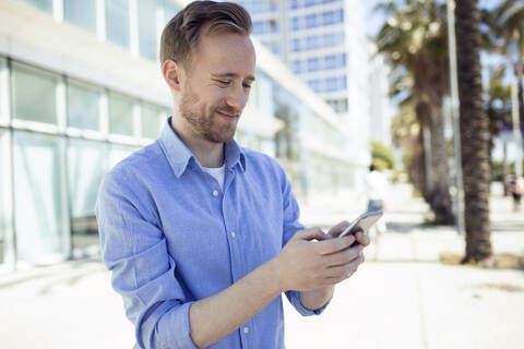 Mann benutzt Smartphone, lizenzfreies Stockfoto