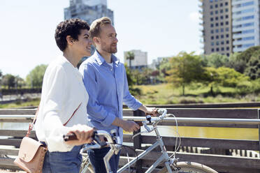 Couple with bikes in Barcelona - JSRF00330